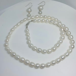 High Quality  Pearl Necklace and Earings Set made in 925 Silver.